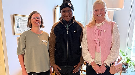 Dr Leopold Gilala från Kolandoto Hospital tillsammans med rektor Susanne Georgsson och Jenny Cadstedt, internationell straget. Foto: RKH