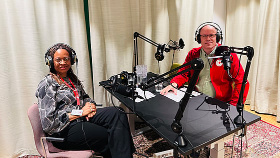 Docent Leah Okenwa Emegwa och IKT-pedagog Paul Parker vid Röda Korsets Högskola.