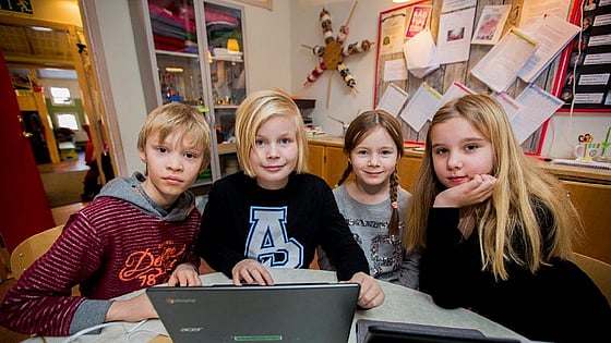 skolbarn som använder en dator i undervisning. Foto:Mostphotos