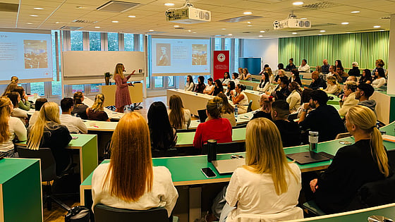 Rektor Susanne Georgsson talar inför de nya studenterna vid sjuksköterskeprogrammet. Foto: RKH