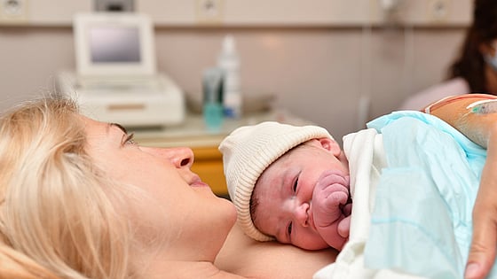 Mamma med sitt nyfödda barn på bröstet. Foto:Mostphotos