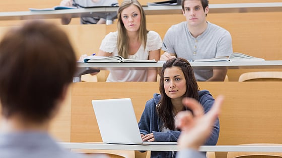 Studenter som sitter och lyssnar på lärare.