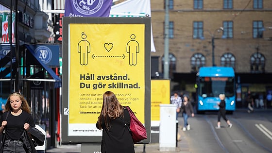 Bild från en gata i Sverige under covid-19 pandemin med uppmaning om att hålla avstånd. Foto: Mostphotos.