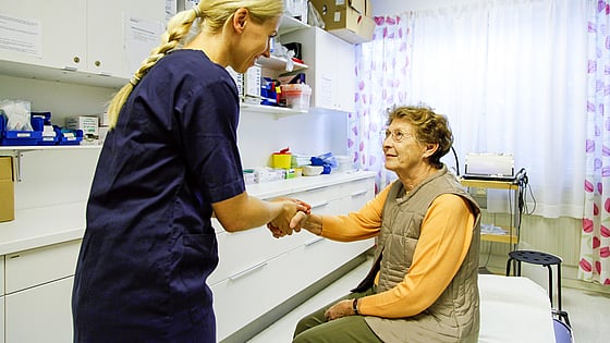 Patient som tas emot av en kvinnlig sjuksköterska. Foto: Mostphotos