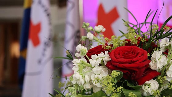 Bild av blommor vid avslutningshögtid.