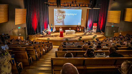 Rektor Susanne Georgsson håller tal i aulan på Södertörns högskola. Foto: Jenny Freijing