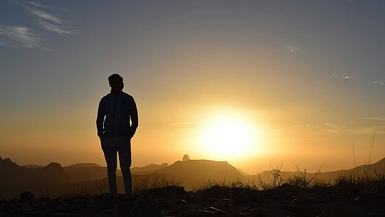 person looking at the sunset. Foto: Mostphotos