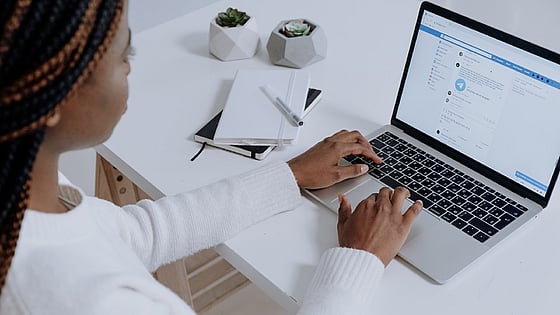 Kvinna som arbetar på sin laptop. Foto:Pexels
