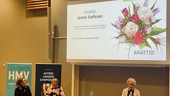 Jenny Karlsson från Röda Korsets Högskola tilldelas Astrid Janzons stipendium