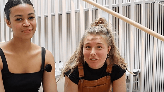 Emma och Hanna, tidigare studenter vid Röda Korsets Högskola. Foto: RKH