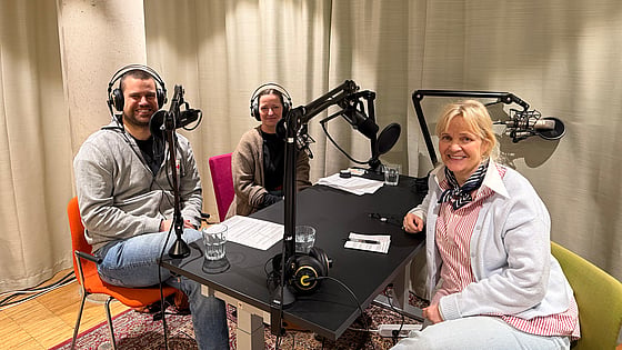 Inspelning av podcast med Jacob Lindroos, adjunkt vid Röda Korsets Högskola, Beata Molin, lektor vid Röda Korsets Högskola och journalisten Gabriella Ahlström. Foto: RKH