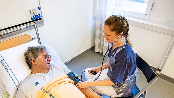 student med en äldre patient. Foto: Jenny Frejing