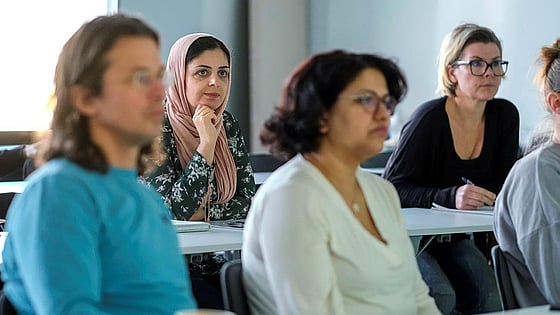 Bild på studenter som lyssnar på en föreläsning. Foto: RKH