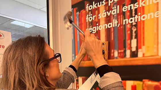 Charlotta Arwidsson spikar sin avhandling. Foto: RKH
