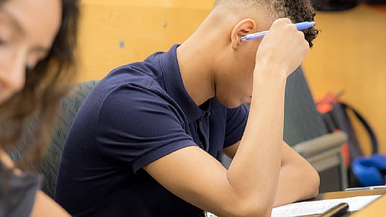 Student som skriver tenta. Foto: Mostphotos