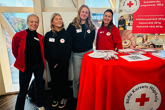 Cecilia Häckter Ståhl, adjunkt, Emelie Norgren, studentkåren, Linnea Widén, studentkåren och Emma Lindstedt, studievägledare vid Röda Korsets Högskola. Foto: RKH