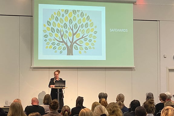 Bild på Jenny Karlsson som pratar under konferensen PRF