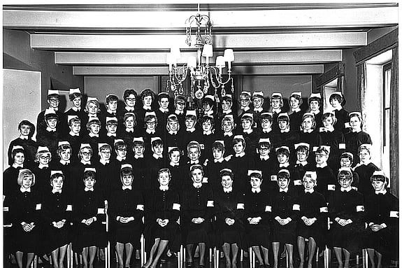 Avgångsklassen 1965 tog sin sjuksköterskeexamen från Röda Korsets sjuksköterskeskola. Foto: Privat