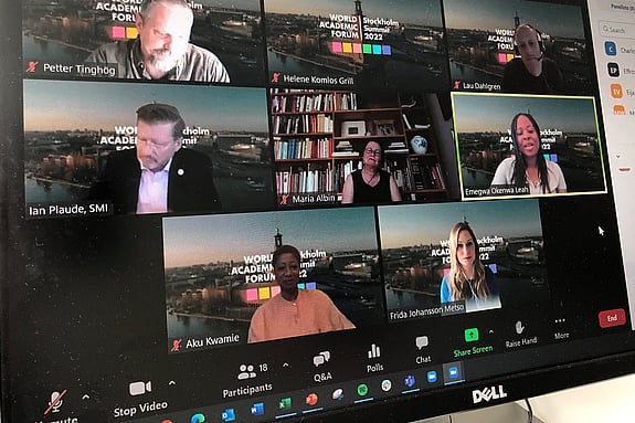 Bild av panelsamtal vid World Water Forum 2022 arrangerat av Röda Korsets Högskola.