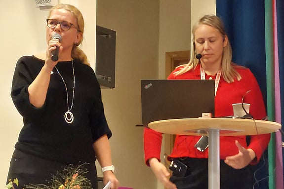 Carina Faag, adjunkt vid Röda Korsets Högskola och Sofie Prick Alam, socionom/kurator vid Svenska Röda Korset under Akademisk inspirationsdag om äldreomsorg. Foto: RKH
