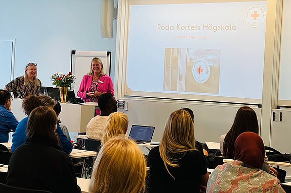 Rektor Susanne Georgsson och studierektor Cecilia Moberg välkomnar de nya studenterna vid specialistprogrammen. Foto: RKH