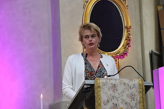 Bild av Maria Andersson, programansvarig för Sjuksköterskeprogrammet vid Röda Korsets Högskola som håller tal.