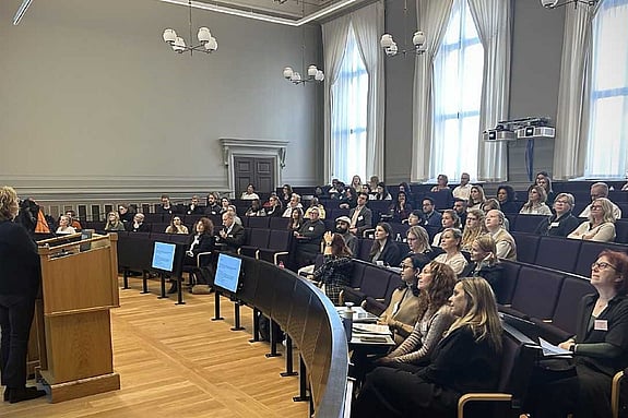 personer som sitter i en föreläsningssal. Foto: En tryggare framtid