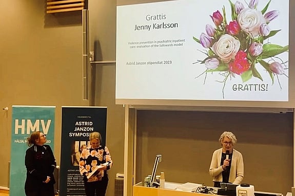 Jenny Karlsson från Röda Korsets Högskola tar emot Astrid Janzons stipendium
