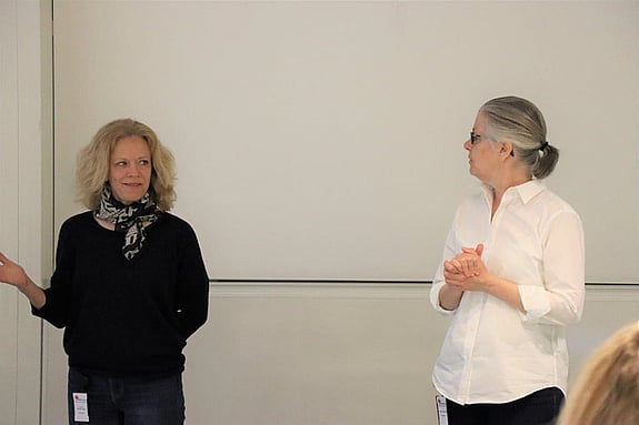 Bild av högskoleadjunkterna Cecilia Häckter-Ståhl och Katarina Brochard vid Röda Korsets Högskola.