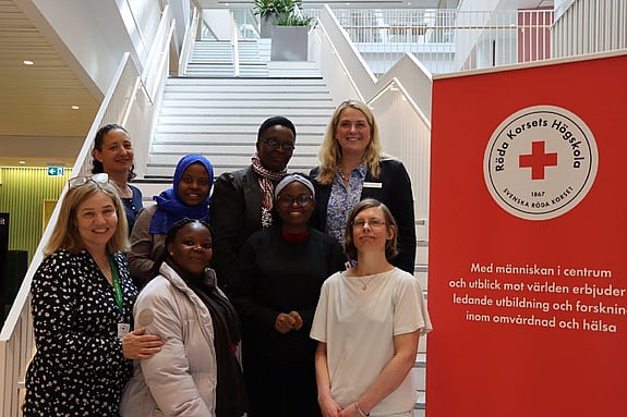 Nadia Benabou, internationell handläggare, Gabriella Ahlenius, adjunkt, Dotto Joachim Ngelengi, registrerad sjuksköterska vid Kilimanjaro Christian Medical Centre och Cecilia E. Mushi, registrerad sjuksköterska och barnmorska vid Kilimanjaro Christian Medical University College, Susanne Georgsson, rektor, Jenny Cadstedt, internationell strateg, tillsammans med studenter från Kilimanjaro Christian Medical University College. Foto:RKH