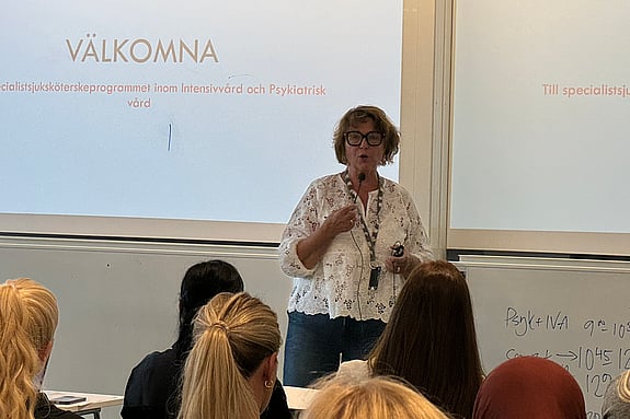 Programansvarig Catharina Frank talar inför studenterna. Foto: RKH