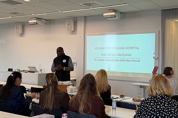 Dr Leopold Gilala håller en gästföreläsning. Foto: RKH