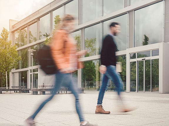 Studenter som går