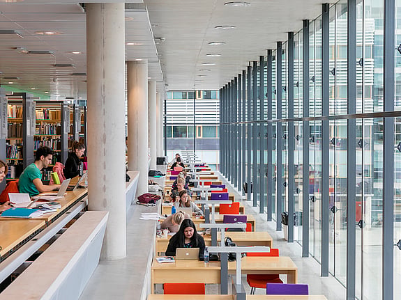 Bild från biblioteket vid Södertörns Högskola. Foto: RKH