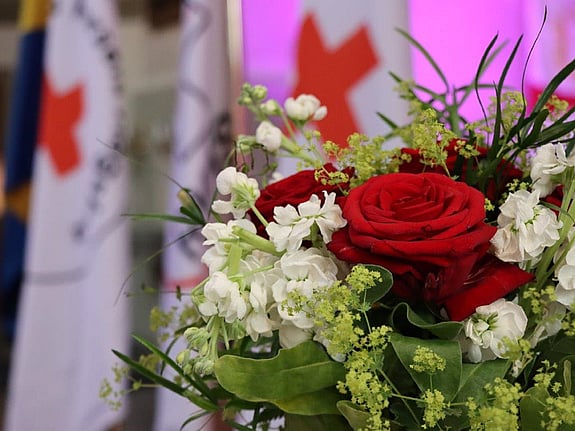 Bild av blommor vid avslutningshögtiden