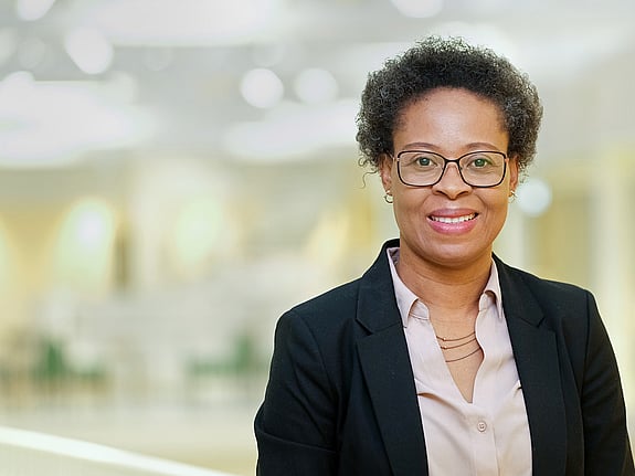 Leah Emegwa Okenwa är högskolelektor och docent i folkhälsovetenskap vid Röda Korsets Högskola.