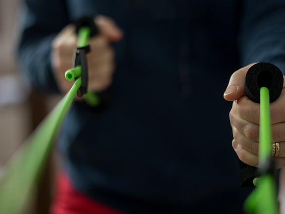 Person som tränar med gummiband. Foto: Marie Sparreus/Röda Korset