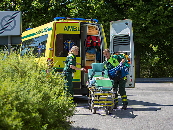 Ambulanspersonal under en hjälpinsats. Foto: Michael Folmer/Mostphotos