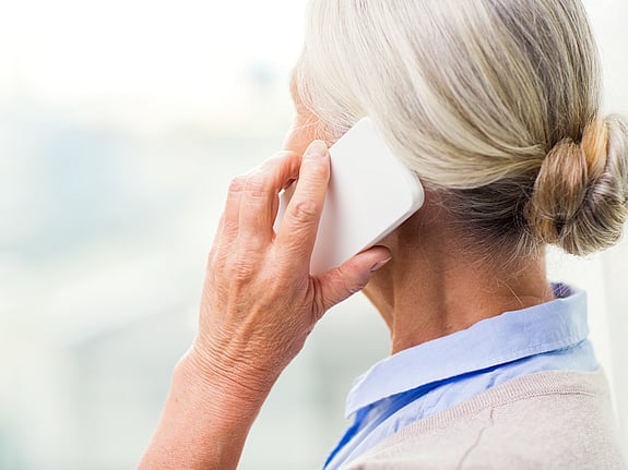 Äldre kvinna som pratar i mobiltelefon. Foto: Mostphotos
