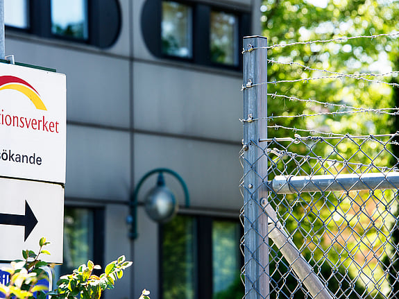 Skylt som visar till migrationsverket. Foto: Mostphotos