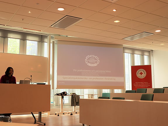 Svensk sjuksköterskeförenings ordförande Oili Dahl föreläste för specialistsjuksköterskestudenter vid Röda Korsets Högskola. Foto:RKH