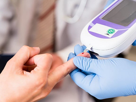 Diabetestest i fingret. Foto:Mostphotos
