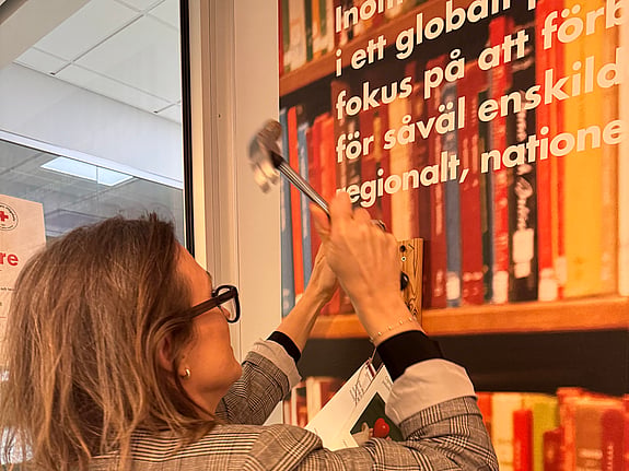 Charlotta Arwidsson spikar sin avhandling. Foto: RKH