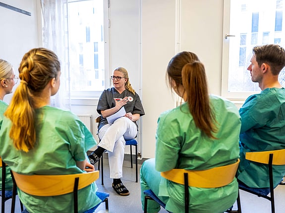 Studenter som sitter och pratar med lärare/handledare. Foto: Jenny Frejing.