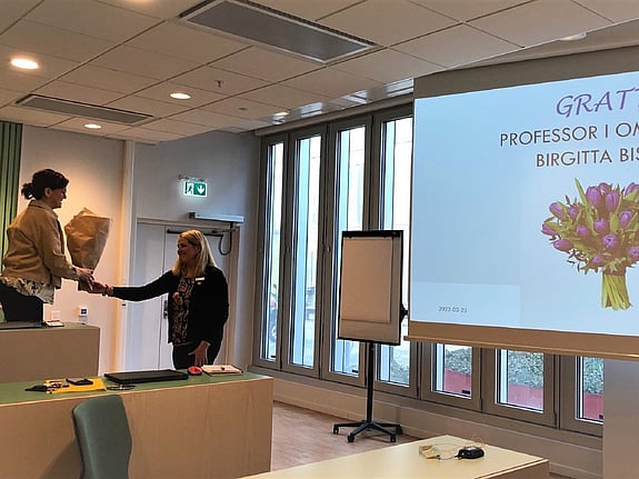 Bild av Birgitta Bisholt och Susanne Georgsson som skakar hand.