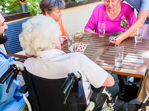 äldre personer som spelar kort. Foto: Mostphotos
