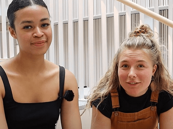 Emma och Hanna, tidigare studenter vid Röda Korsets Högskola. Foto: RKH