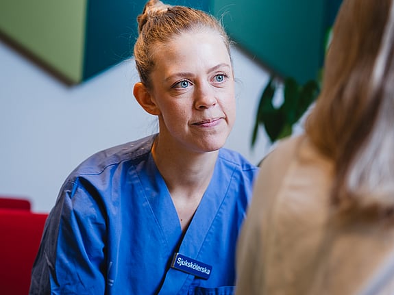 Sjuksköterska som samtalar med patient. Foto: Daniel Josefsson