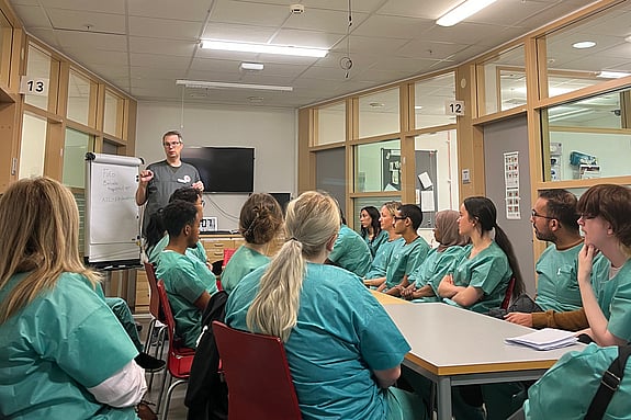Lärare Magnus informerar studenter från termin 1 inför peer-learning. Foto: RKH