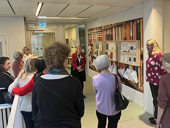 Kommunikationsansvarig Helene Komlos Grill och Rektor Susanne Georgsson visar utställningen vid Röda Korsets Högskola. Foto: RKH